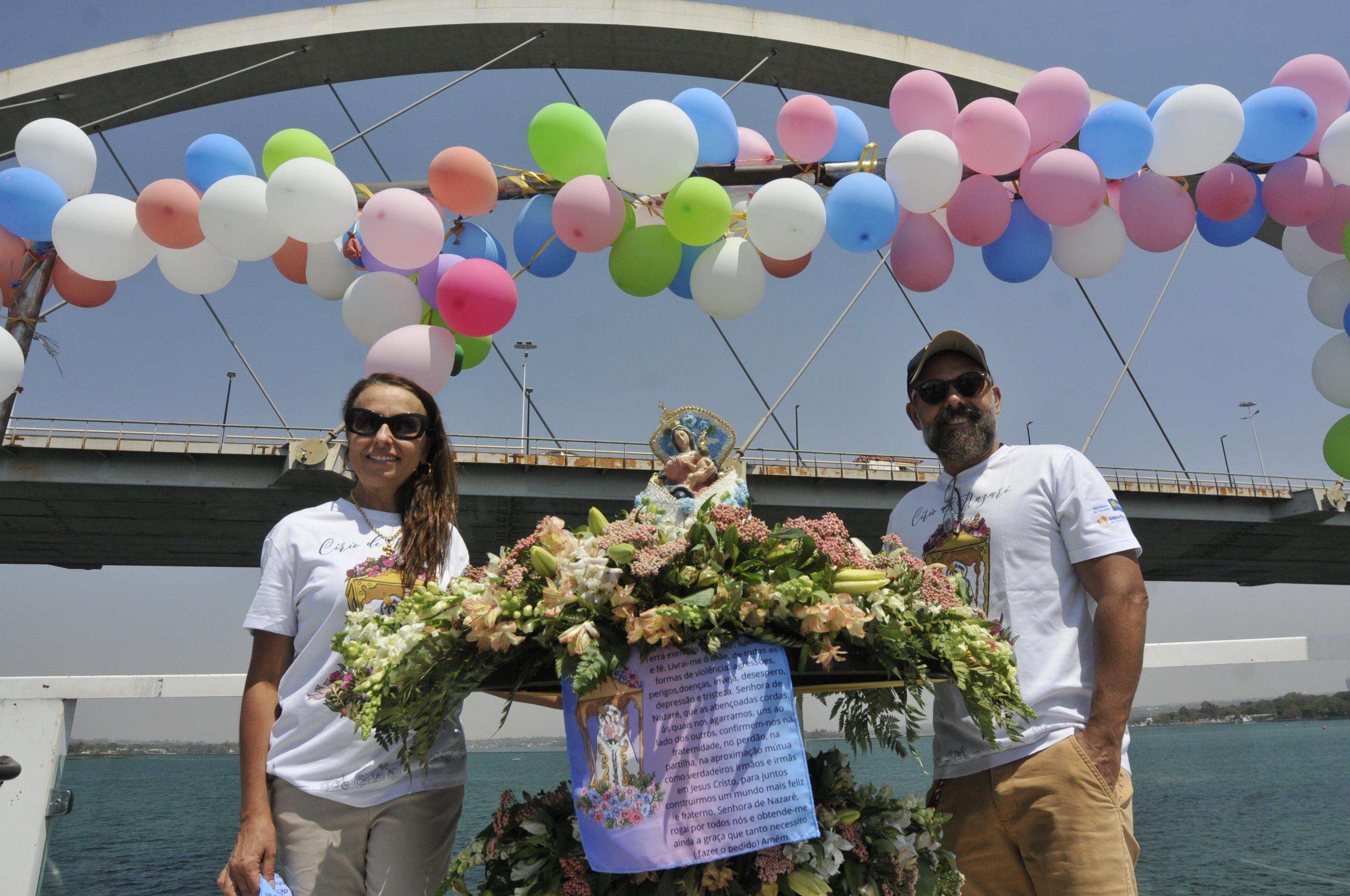 Daniela e Rodrigo estiveram juntos na procissão náutica