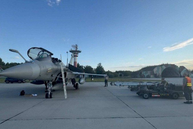 Um vídeo feito em 13 de setembro de 2025 a partir de imagens fornecidas pelo Estado-Maior das Forças Armadas Francesas mostra um dos três caças Rafale posicionados em um local não especificado na Polônia depois que a França anunciou uma mobilização como parte de uma operação da OTAN chamada 
