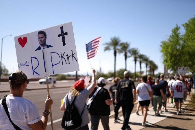 Pessoas marcham em memória de Charlie Kirk em Peoria, Arizona, em 13 de setembro de 2025       -  (crédito: CHARLY TRIBALLEAU / AFP)