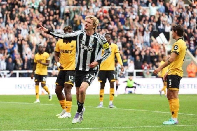 Woltemade celebra o gol que definiu o 1 a 0 do Newcastle sobre o  Wolves -  (crédito: Foto: Matt McNulty/Getty Images)