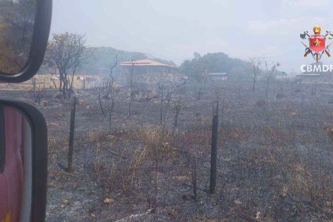 Queimada em Sobradinho atinge vegetação nativa do Cerrado - (crédito: CBMDF) Queimada em Sobradinho atinge vegetação nativa do Cerrado - (crédito: CBMDF)