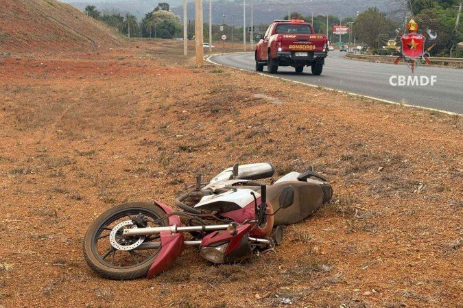 A vítima de 31 anos morreu após colidir a moto que pilotava contra um poste - (crédito: CBMDF/Divulgação) A vítima de 31 anos morreu após colidir a moto que pilotava contra um poste - (crédito: CBMDF/Divulgação)