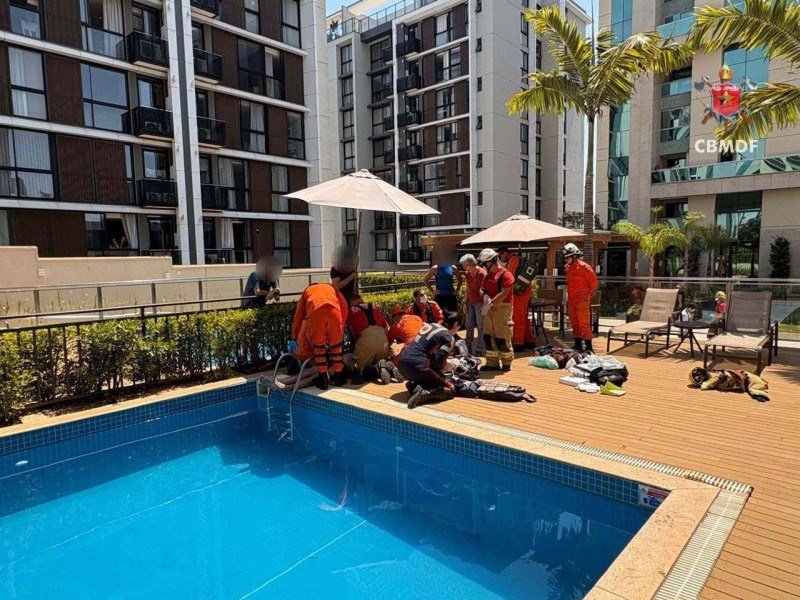 Vítima de 42 anos foi socorrida inicialmente por um casal de moradores até a chegada do Corpo de Bombeiros -  (crédito: CBMDF/Divulgação)