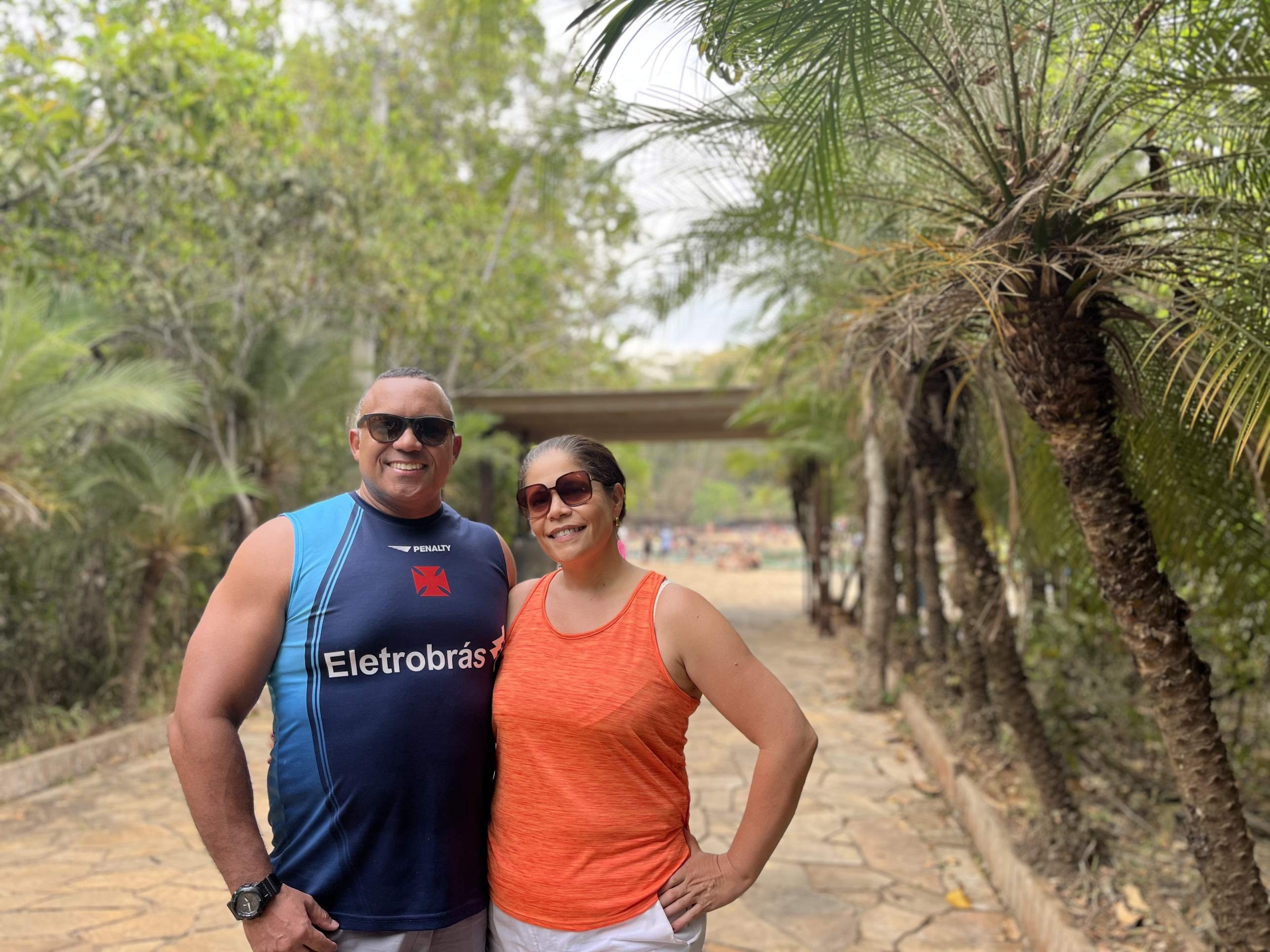 Anderson e Cláudia aproveitam o calor para visitar a piscina e fazer trilhas pelo parque