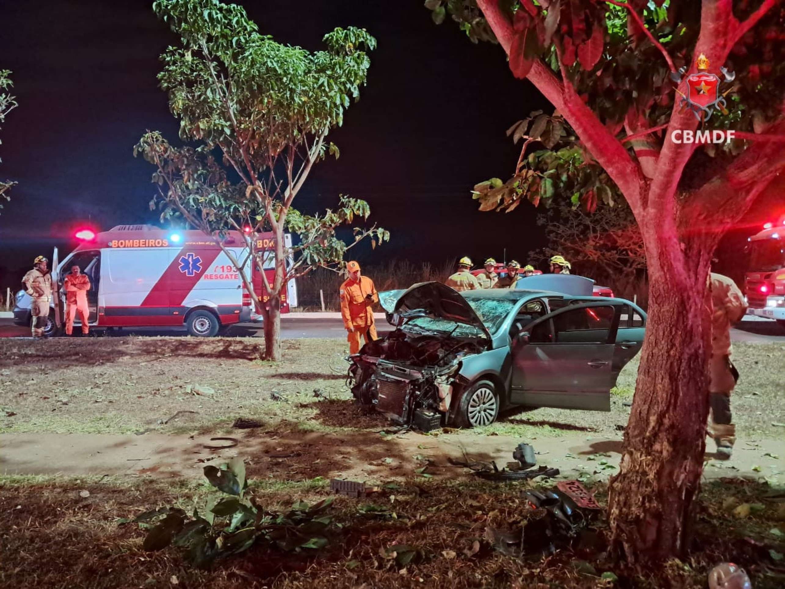 Homem morre após carro bater em árvore no Riacho Fundo 2