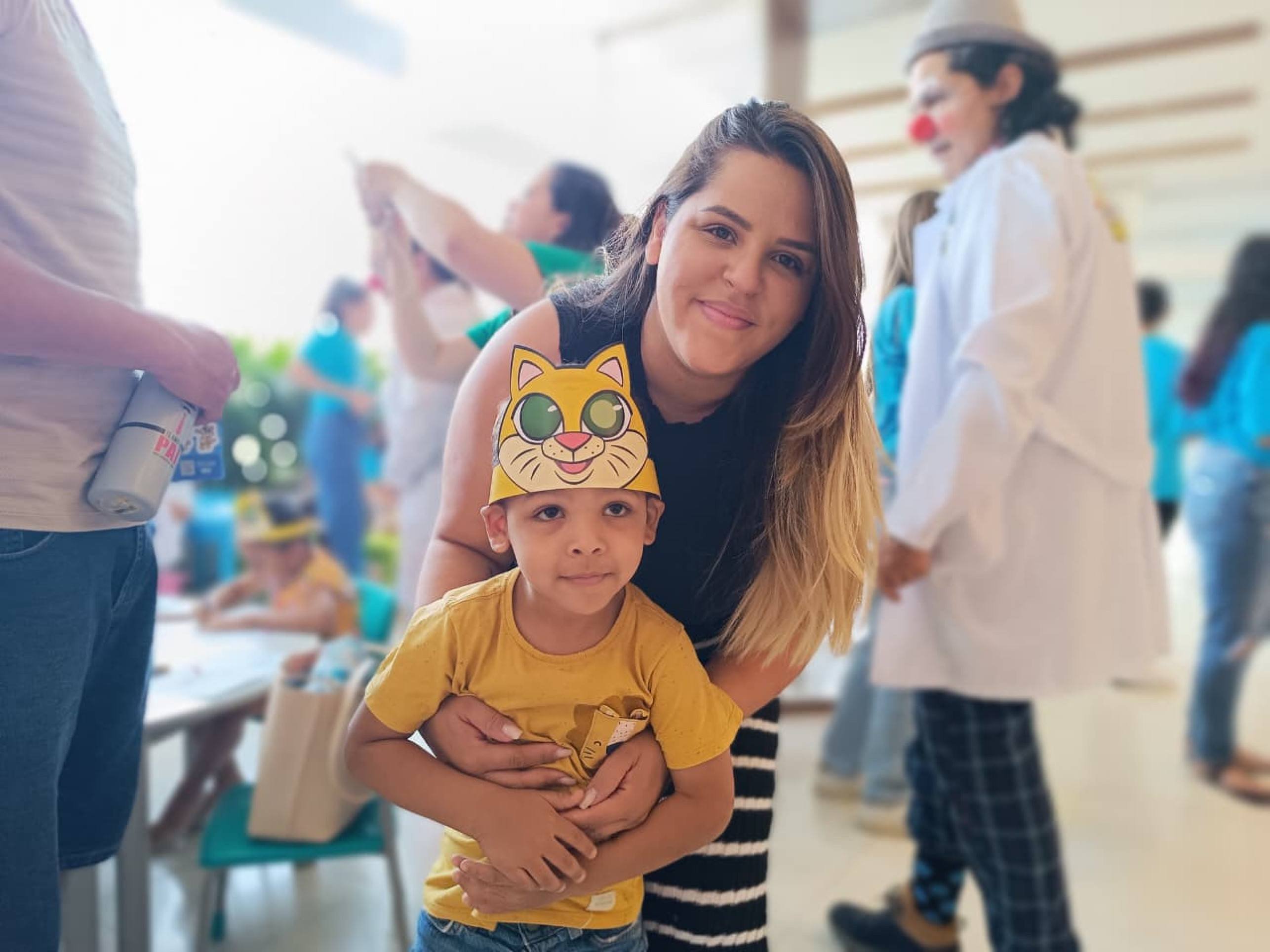 Thais levou o filho Mateus, de 3 anos, para orientações médicas