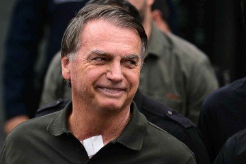 O ex-presidente Jair Bolsonaro deixa o hospital DF Star, em Brasília, em 14 de setembro de 2025, após passar por uma série de exames médicos, enquanto permanece em prisão domiciliar       -  (crédito: PABLO PORCIUNCULA / AFP)