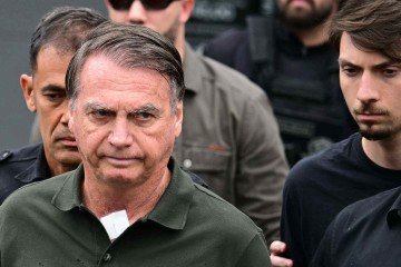 O ex-presidente Jair Bolsonaro deixa o hospital DF Star acompanhado de seu filho Jair Renan, em Brasília, em 14 de setembro de 2025, após passar por uma série de exames médicos, enquanto permanece em prisão domiciliar - (crédito: Pablo PORCIUNCULA / AFP ) O ex-presidente Jair Bolsonaro deixa o hospital DF Star acompanhado de seu filho Jair Renan, em Brasília, em 14 de setembro de 2025, após passar por uma série de exames médicos, enquanto permanece em prisão domiciliar - (crédito: Pablo PORCIUNCULA / AFP )