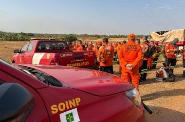 Cerca de 56 bombeiros foram mobilizados para a ocorrência - (crédito: Divulgação/ CBMDF) Cerca de 56 bombeiros foram mobilizados para a ocorrência - (crédito: Divulgação/ CBMDF)