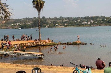 Orla do Lago Paranoá vive dia de Copacabana