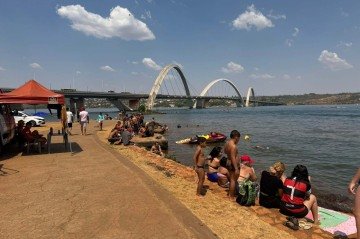 Lago Paranoá vira refúgio contra o calor - (crédito: Eduardo Fernandes/ CB/ DA PRESS) Lago Paranoá vira refúgio contra o calor - (crédito: Eduardo Fernandes/ CB/ DA PRESS)