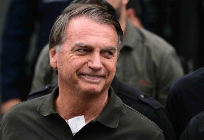 A equipe que acompanha Bolsonaro é formada por especialistas em cirurgia geral, cardiologia e terapia intensiva -  (crédito: PABLO PORCIUNCULA / AFP) -A equipe que acompanha Bolsonaro é formada por especialistas em cirurgia geral, cardiologia e terapia intensiva -  (crédito: PABLO PORCIUNCULA / AFP)