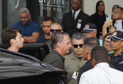 O ex-presidente brasileiro (2019-2022) Jair Bolsonaro (C) chega acompanhado de seu filho Jair Renan Bolsonaro (E) ao hospital DF Star, em Brasília, em 14 de setembro de 2025       -  (crédito: Pablo PORCIUNCULA / AFP)