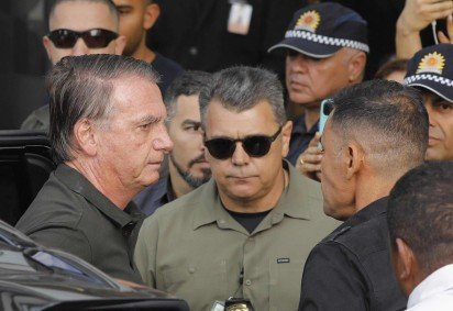 Um policial monta guarda após a chegada do ex-presidente brasileiro (2019-2022) Jair Bolsonaro ao hospital DF Star, em Brasília, em 14 de setembro de 2025       -  (crédito: Pablo PORCIUNCULA / AFP)