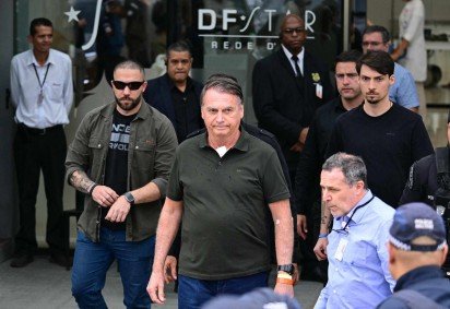 O ex-presidente Jair Bolsonaro deixa o hospital DF Star acompanhado de seu filho Jair Renan (à direita, atrás), em Brasília, em 14 de setembro de 2025, após passar por uma série de exames médicos, enquanto permanece em prisão domiciliar       -  (crédito: Pablo Porciuncula/AFP    )