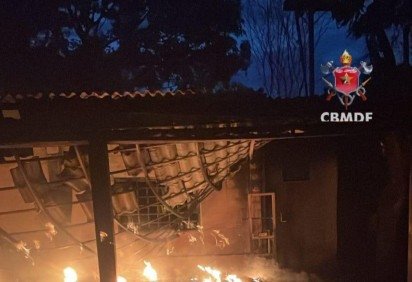 O incêndio atingiu uma propriedade privada e quatro carros -  (crédito: CBMDF)