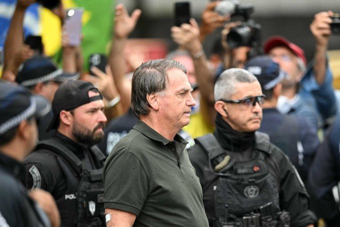 Ex-presidente Jair Bolsonaro é escoltado por policiais na saída de hospital em Brasília, onde passou por intervenção cirúrgica ontem - (crédito: Evaristo Sa/AFP) Ex-presidente Jair Bolsonaro é escoltado por policiais na saída de hospital em Brasília, onde passou por intervenção cirúrgica ontem - (crédito: Evaristo Sa/AFP)