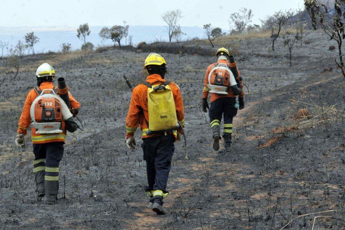 Bombeiros vão em direção aos focos de incêndio na região do Lago Oeste, que ainda persistiam até o fechamento desta edição - (crédito: Marcelo Ferreira/CB/D.A Press) Bombeiros vão em direção aos focos de incêndio na região do Lago Oeste, que ainda persistiam até o fechamento desta edição - (crédito: Marcelo Ferreira/CB/D.A Press)