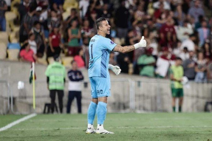 FABIO – Praticamente não trabalhou, mas não teve sorte. A única bola em sua direção entrou. Ele acabou enganado pelo corta-luz de Ramalho na falta cobrada por Matheuzinho. NOTA 6,0. Foto: Marcelo Gonçalves/Fluminense