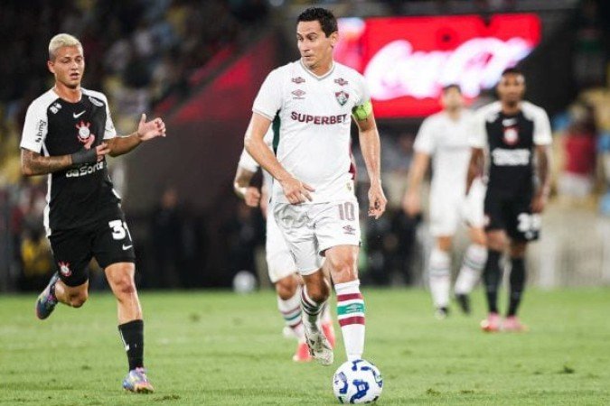 PH GANSO -  Como jogador de maior qualidade técnica em campo, tentou organizar os ataques e, mesmo abaixo da média, protagonizou algumas boas jogadas — como o cruzamento preciso para Cano, que gerou a chance mais perigosa do Fluminense no primeiro tempo.  Levou cartão amarelo por falta por trás em Vitinho logo no início da partida. Por muito pouco, o amarelo não virou vermelho.  Acabou sentindo uma lesão e saiu aos 42 minutos do primeiro tempo. Nota: 6,0 . Foto: Marcelo Gonçalves/Fluminense