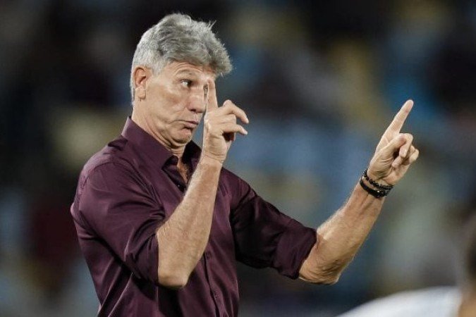 TÉCNICO: RENATO GAÚCHO – Entrou com um time reserva e isso afetou o entrosamento, já que jamais atuaram juntos. Fez um jogo equilibrado, mas no primeiro tempo o time foi sonolento. No segundo tempo, melhorou com as substituições. Mas, no geral, deixou a desejar. NOTA 6,0. Foto:  Rener Pinheiro/Fluminense