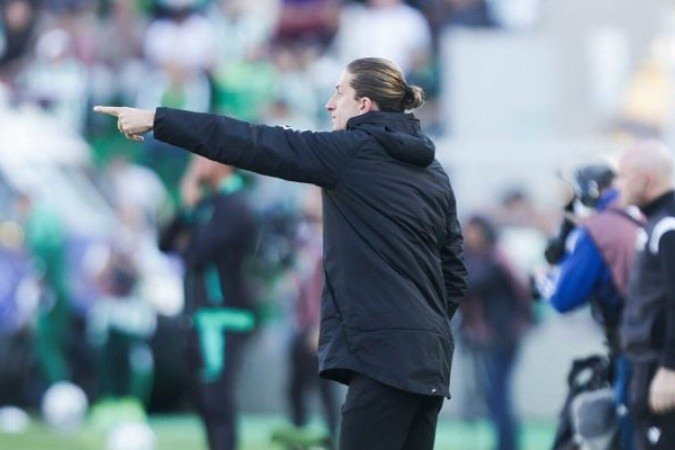 Filipe Luís dá instruções ao Flamengo durante o Juventude -  (crédito: Foto: Gilvan de Souza)