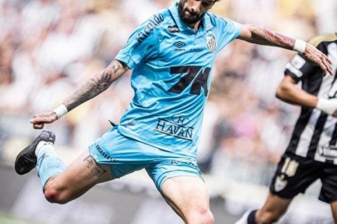 LAUTARO DÍAZ – Muita energia e vitalidade pressionando a zaga quando estava sem a bola. Mas foi nítida sua queda no segundo tempo. Saiu para a entrada de Tiquinho. NOTA 6,0. Foto: Raul Baretta/ Santos FC.