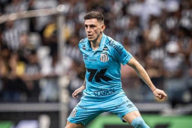 ESCOBAR – Muito intenso na marcação e com vontade quando vai ao apoio. Mas peca pelos erros de passes. Diante do Galo, mais prós do que contras. NOTA 5,5. Foto: Raul Baretta/ Santos FC.
