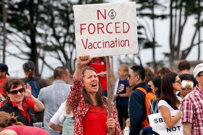 Um infame desenho distribuído por grupos antivacina no início do século 19 mostra pessoas se transformando em vacas, depois de serem inoculadas contra a varíola -  (crédito: Getty Images)