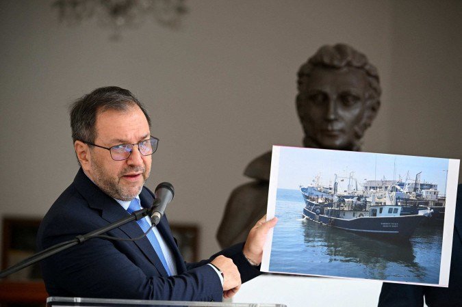 O Ministro das Relações Exteriores da Venezuela, Yvan Gil, mostra uma foto de um barco de pesca durante uma coletiva de imprensa no Ministério das Relações Exteriores em Caracas, em 13 de setembro de 2025. No sábado, a Venezuela criticou os Estados Unidos por supostamente apreenderem um barco de pesca por oito horas em sua zona econÃŽmica exclusiva, enquanto o exército americano patrulha o Caribe para atacar cartéis de drogas. - (crédito: Federico PARRA / AFP) O Ministro das Relações Exteriores da Venezuela, Yvan Gil, mostra uma foto de um barco de pesca durante uma coletiva de imprensa no Ministério das Relações Exteriores em Caracas, em 13 de setembro de 2025. No sábado, a Venezuela criticou os Estados Unidos por supostamente apreenderem um barco de pesca por oito horas em sua zona econÃŽmica exclusiva, enquanto o exército americano patrulha o Caribe para atacar cartéis de drogas. - (crédito: Federico PARRA / AFP)