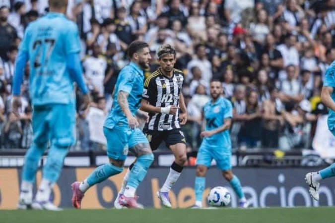 ZÉ RAFAEL – Jogo irregular. Perdeu uma bola no ataque que poderia render algo ao time. Na defesa, perdeu uma bola que resultou em um dos dois lances de perigo do Galo no primeiro tempo. Na etapa final, bem mais consistente. Mas ainda está longe do Zé Rafael que brilhava no Palmeiras. NOTA 5,5. Foto: Pedro Souza/Atlético