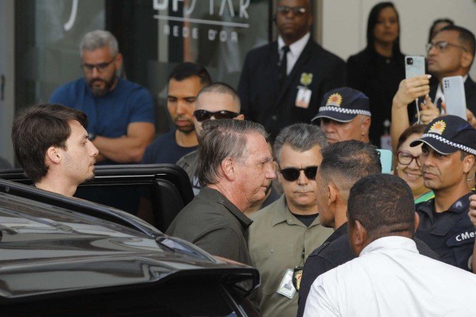 Bolsonaro em visita ao hospital para um procedimento médico no último domingo (14/9) -  (crédito: Pablo PORCIUNCULA / AFP)
