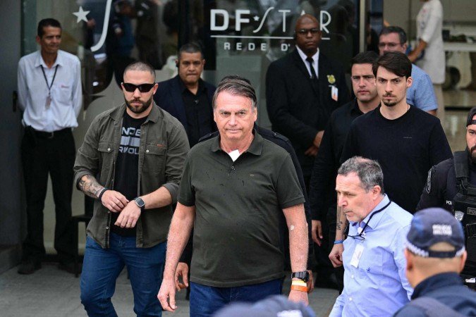 Bolsonaro esteve na unidade de saúde para a retirada de lesões na pele - (crédito: Pablo Porciuncula/AFP ) Bolsonaro esteve na unidade de saúde para a retirada de lesões na pele - (crédito: Pablo Porciuncula/AFP )