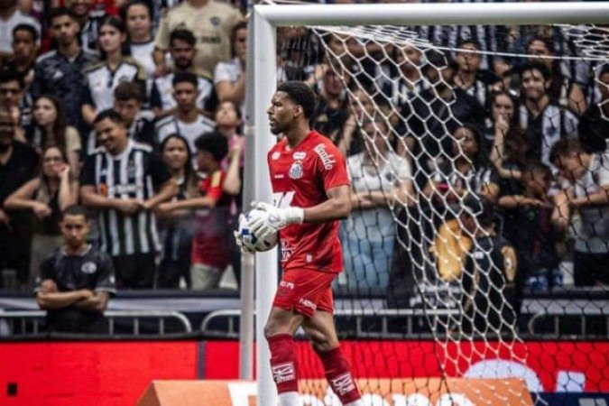 DIOGENES – Entrou no jogo no lugar do lesionado Brazão e fez uma partida incrível, com quatro defesas fantásticas que garantiram o empate. O herói do dia. NOTA 8,0.Foto: Raul Baretta/ Santos FC.