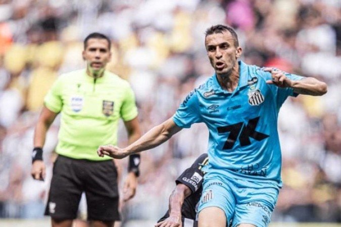 JOÃO SCHMIDT – Um guerreiro na marcação enquanto esteve em campo, fechando bem os espaços. Amarelado e com o Santos precisando do empate, cedeu a vaga ao atacante Thaciano. NOTA 6,0. Foto: Raul Baretta/ Santos FC.