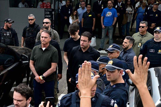 Bolsonaro esteve no hospital DF Star no domingo para retirar pedaços de pele para avaliar se o ex-presidente está com câncer de pele.  -  (crédito: Pablo PORCIUNCULA / AFP     )