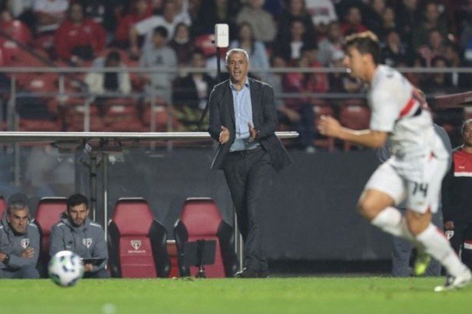 Treinador dá orientações à equipe durante o jogo - (crédito: Foto: Paulo Pinto / São Paulo FC) Treinador dá orientações à equipe durante o jogo - (crédito: Foto: Paulo Pinto / São Paulo FC)