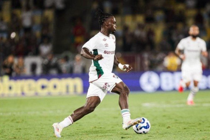 SANTI MORENO â?? Apesar de buscar o jogo e cair muito pela direita, estava bem marcado e, quando tinha espaÃ§o, nÃ£o conseguia triangular bem com os companheiros. Ficou devendo. NOTA 5,0. Foto: Marina Garcia/Fuminense