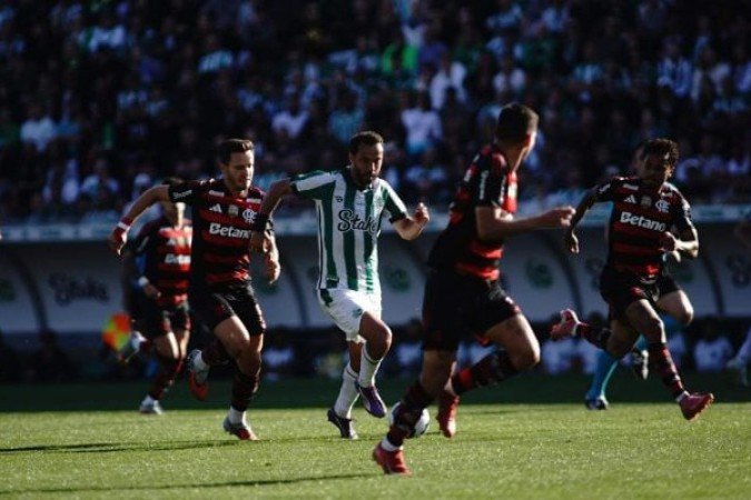 JUVENTUDE - Jogando em casa, o Ju veio com um propósito de se fechar, para não permitir que o Flamengo chegasse tanto no ataque. A proposta deu certo em parte no primeiro, mas uma falha na defesa comprometeu o resultado antes do intervalo. Depois, teve que sair mais no segundo tempo, até apareceu no campo de ataque, mas não teve eficiência para criar oportunidades. Nota: 5 - Foto: Fernando Alves/ECJ