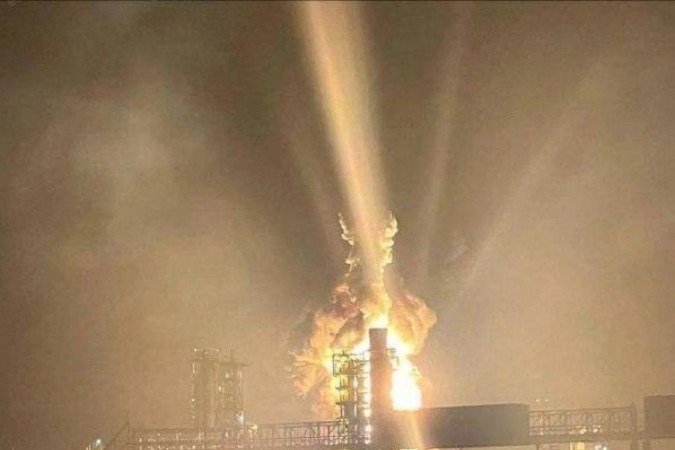 Drones ucranianos atingiram a refinaria de Kirishi, na região de Leningrado, noroeste da Rússia -  (crédito: Reprodução/X)