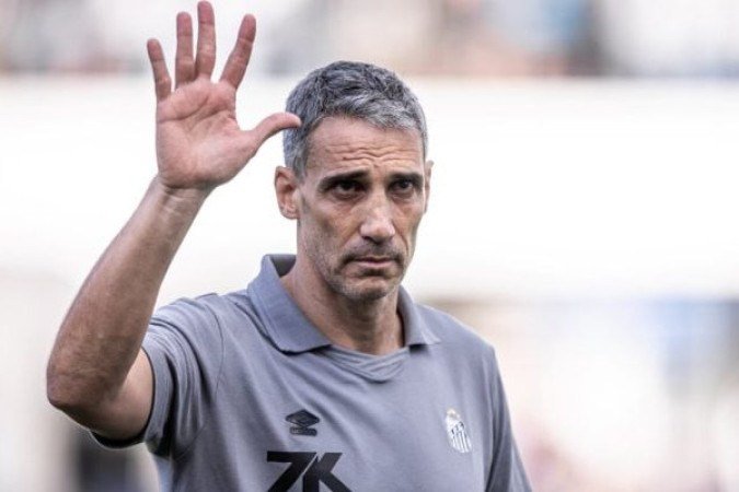 TÉCNICO: JUAN VOJVODA – Chegou há pouco e organizou muito bem o time do Santos, que dominou totalmente o primeiro tempo. Na etapa final, fez alterações que levaram um time com 10 jogadores, e preocupado com a saúde de seu goleiro titular, a arrancar um empate. NOTA 6,0. Foto: Raul Baretta/ Santos FC.