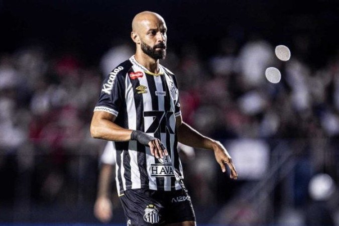THACIANO â?? Entrou aos 35 da etapa final na vaga de JoÃ£o Schmidt e teve um grande mÃ©rito. Foi sua atitude na dividida com Lyanco que acabou gerando o pÃªnalti que garantiu o empate. NOTA 6,0.Foto: Raul Baretta/ Santos FC.