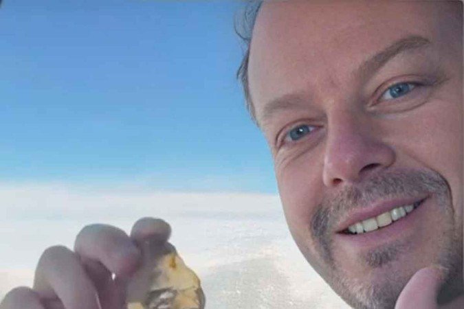 Sinal de comemoração, em publicação na internet, Wado Borges mostra satisfação com a pedra em uma das mãos 