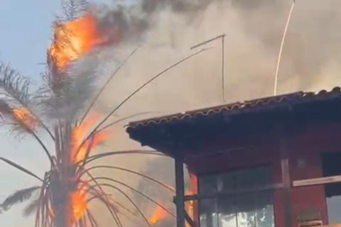 Incêndio no Lago Oeste ameaça casas e devasta vegetação do Cerrado - (crédito: Material cedido ao Correio) Incêndio no Lago Oeste ameaça casas e devasta vegetação do Cerrado - (crédito: Material cedido ao Correio)
