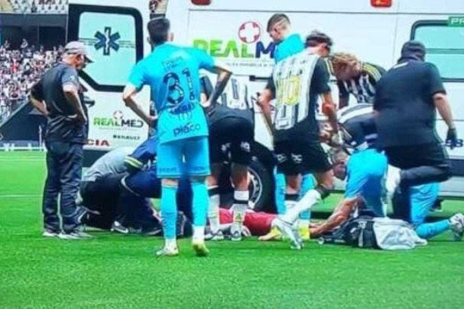 Desacordado, Brazão sai de campo 15 minutos depois de levar joelhada no jogo em que Santos e Atlético ficaram no 1 a 1 - (crédito: Foto: Reprodução de TV) Desacordado, Brazão sai de campo 15 minutos depois de levar joelhada no jogo em que Santos e Atlético ficaram no 1 a 1 - (crédito: Foto: Reprodução de TV)
