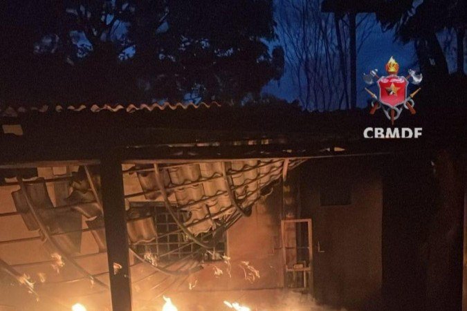 O incêndio atingiu uma propriedade privada e quatro carros - (crédito: CBMDF) O incêndio atingiu uma propriedade privada e quatro carros - (crédito: CBMDF)