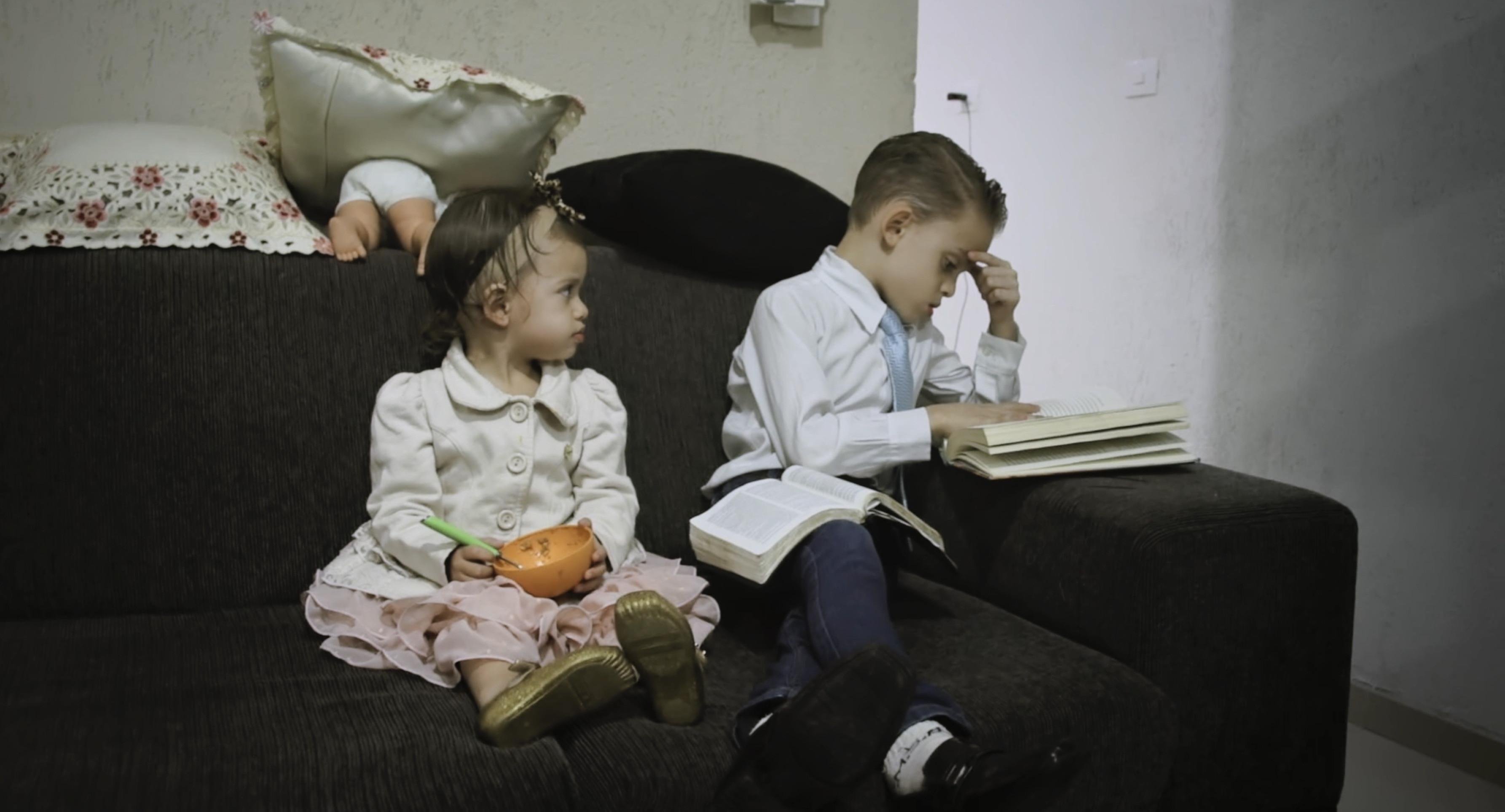 No documentário A voz de Deus, duas crianças pregadoras buscam uma vida melhor