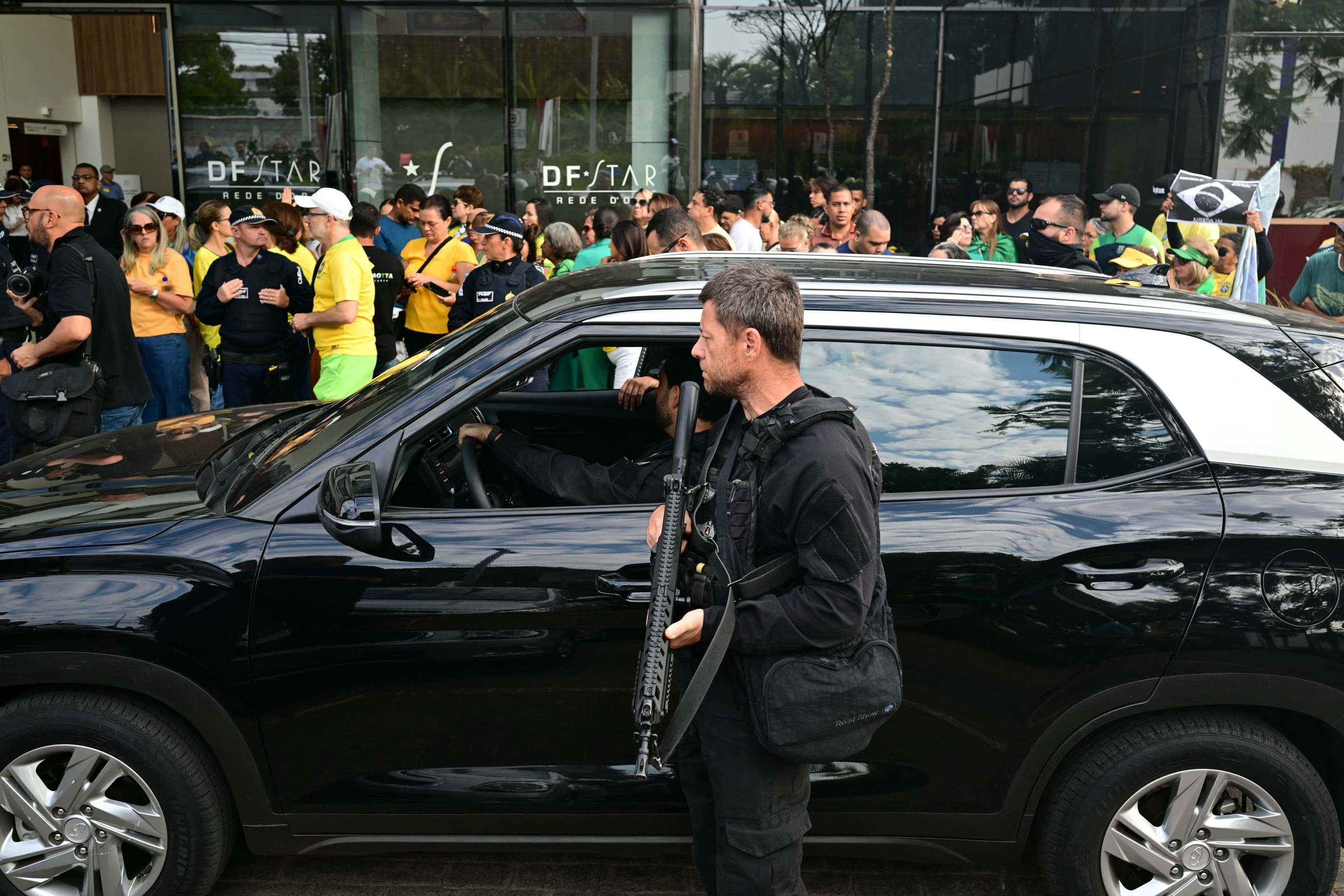 Um policial monta guarda após a chegada do ex-presidente brasileiro (2019-2022) Jair Bolsonaro ao hospital DF Star, em Brasília, em 14 de setembro de 2025      