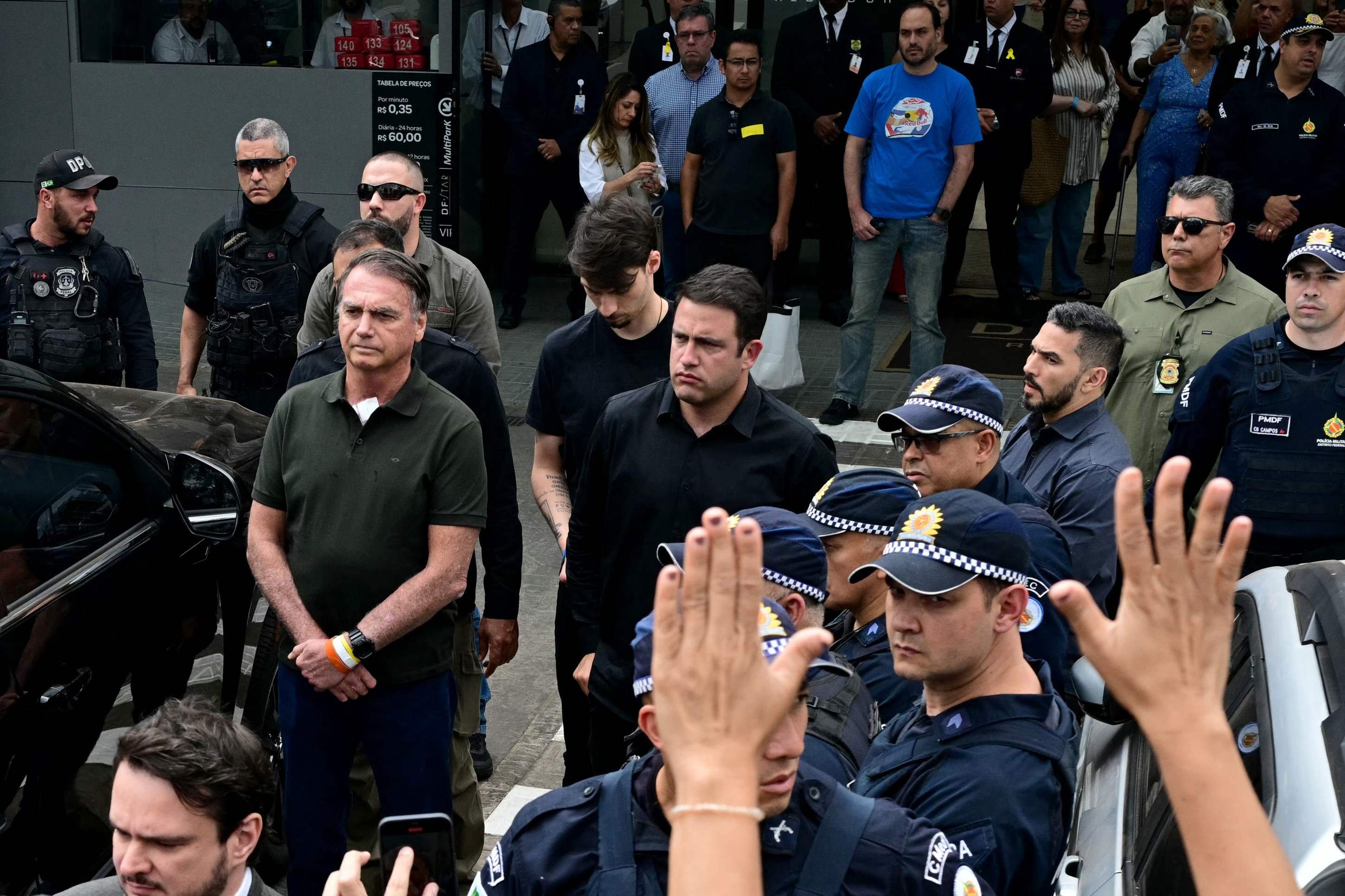 Bolsonaro recebe alta hospitalar após internação de urgência