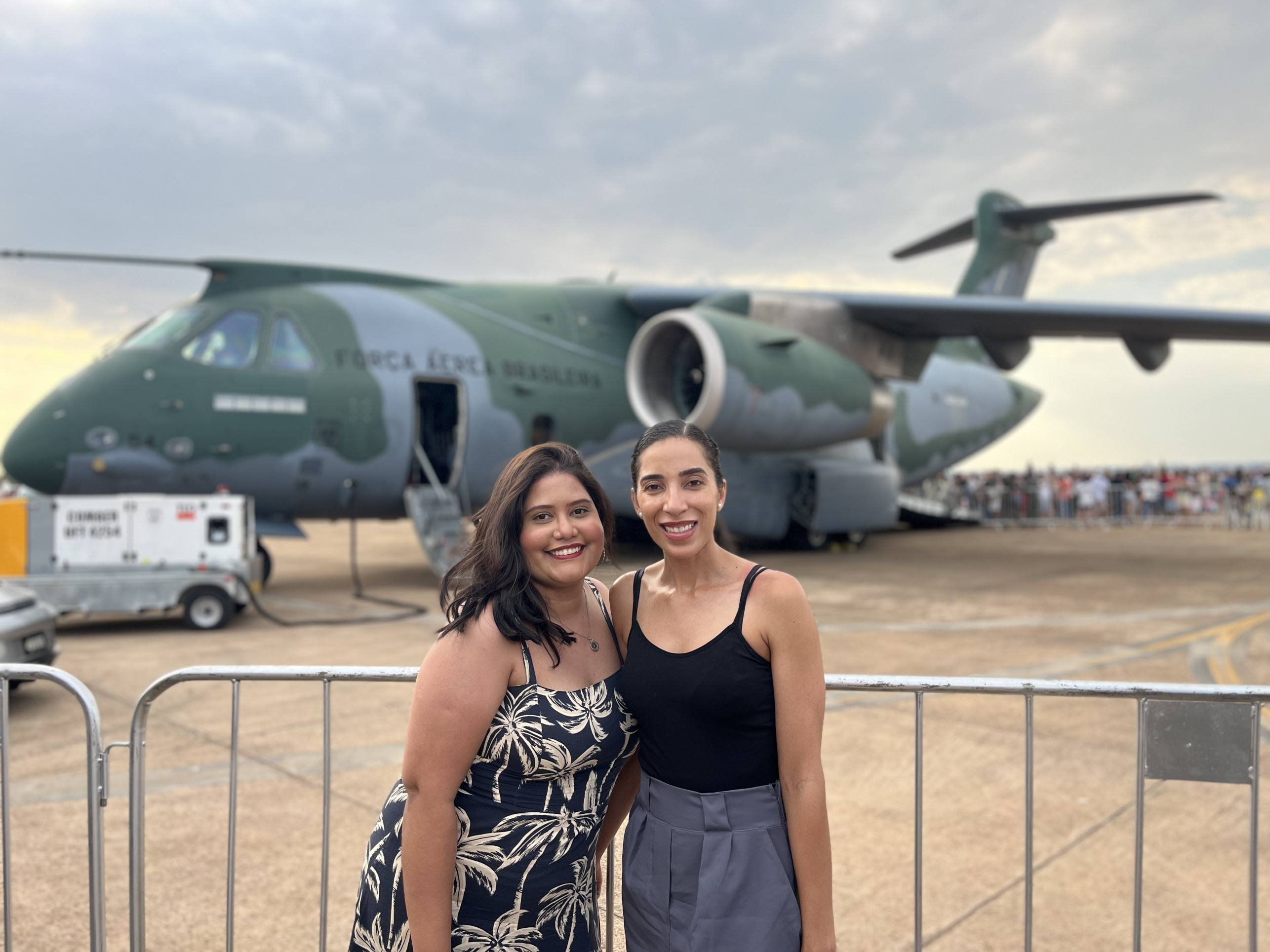 As amigas Jéssica e Eduarda foram curtir o evento e encontrar a KC-390 Millennium